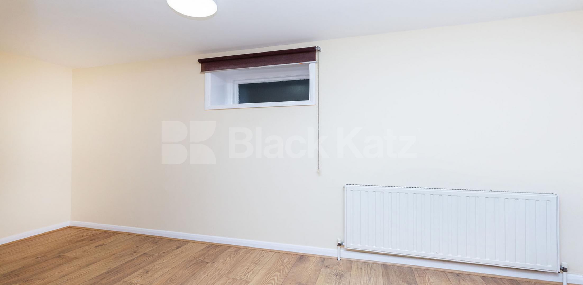			LOCATION LOCATION LOCATION !!!, 1 Bedroom, 1 bath, 1 reception Flat			 Swan Yard, ISLINGTON N1
